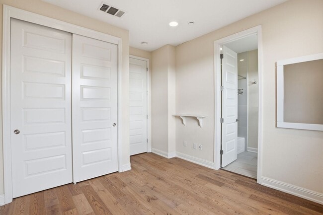 Building Photo - Gorgeous 2 Bed, 2.5 Bath Townhome in Exclusive Reflection Community!
