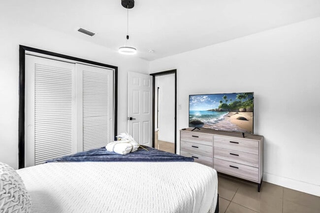 Building Photo - 18735 NE 18th Ave