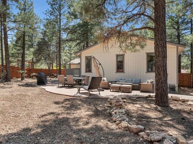 Building Photo - Cozy Furnished Country Club Home