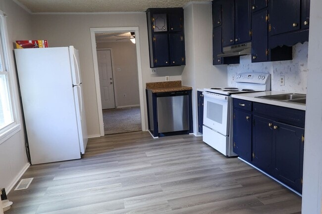 Building Photo - Charming 3 Bedroom Brick Home