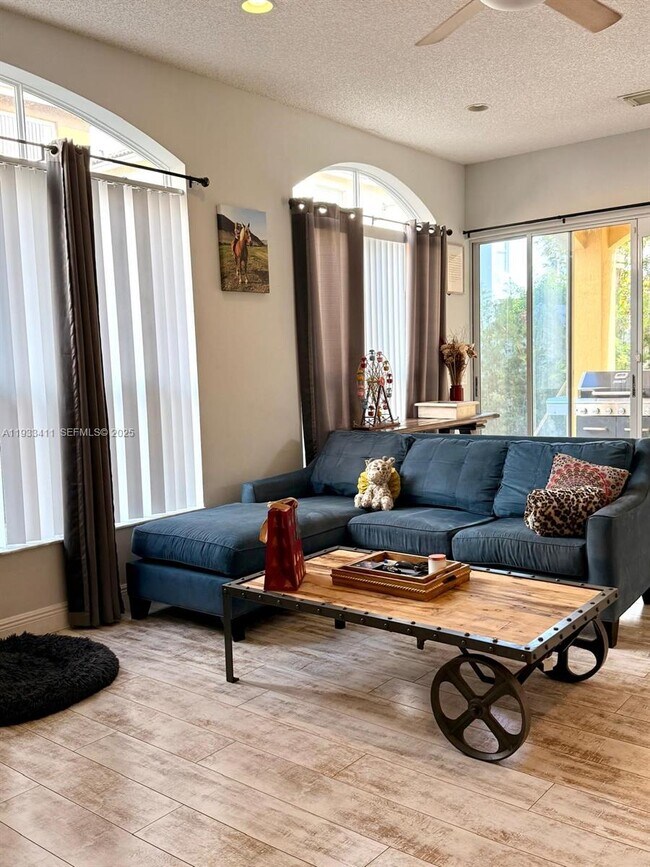 Building Photo - 3729 SW 51st St