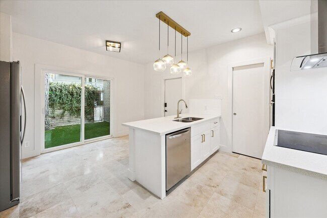 Building Photo - 201 Vanderpool Ln