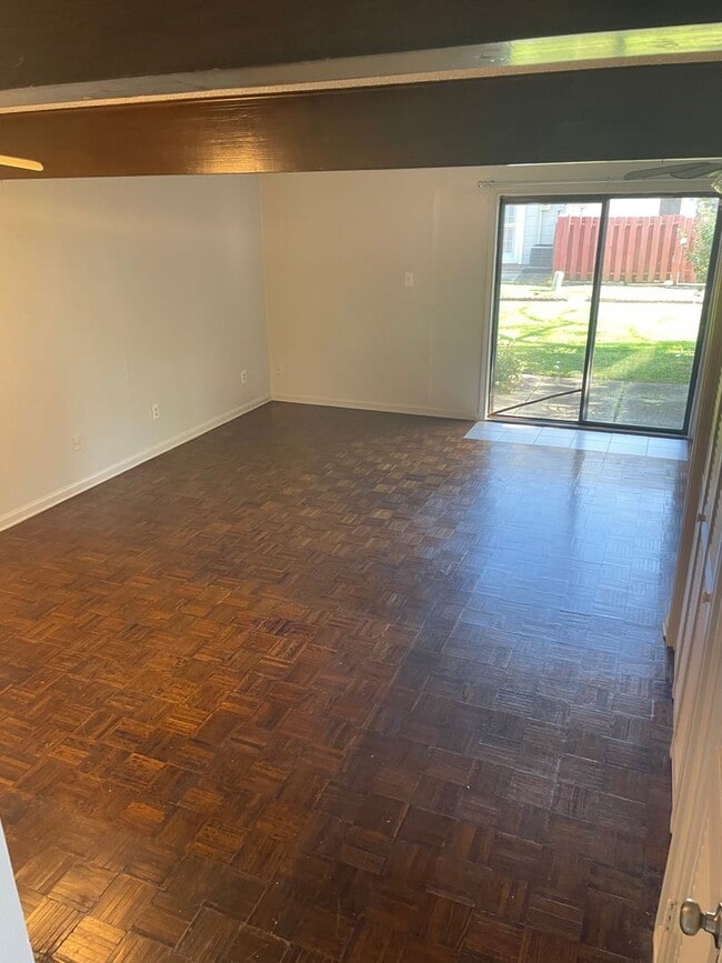 Building Photo - 2 bedroom 1 1/2 bath condominium