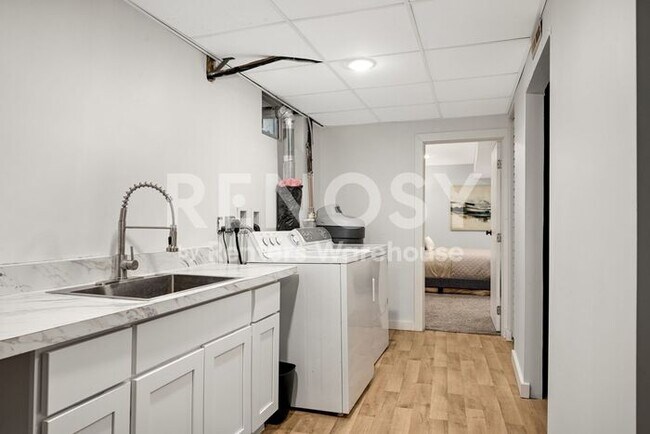 Building Photo - Available July 1st 5 Bedroom 2 Bath Single Family Home in Robbinsdale