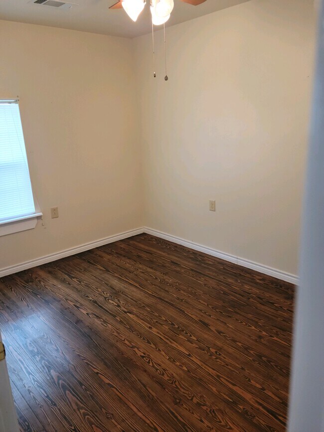 Building Photo - 307 S Berry St