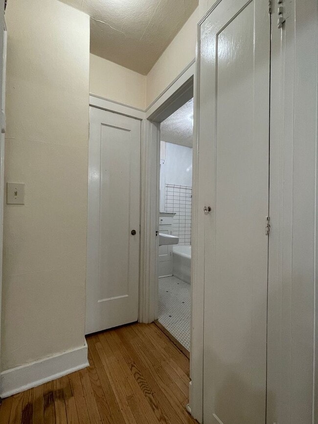 Building Photo - **FREE TWO WEEKS RENT** Buckman Charmer Studio~ Quick Access to Big City Amenities~ Onsite Laundr...