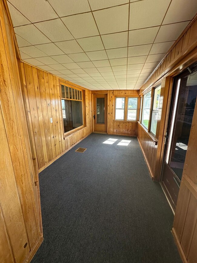 Building Photo - Amazing 3 bedroom home avail NOW