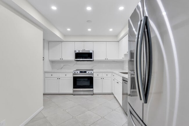 Building Photo - 5000 N Ocean Blvd