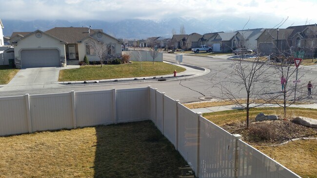 Building Photo - 6 Bedroom, 3.5 Bathroom Single Family Home in Layton Available June 1st!