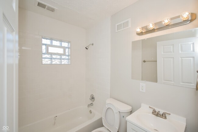 Building Photo - 2343 Magnolia Pl