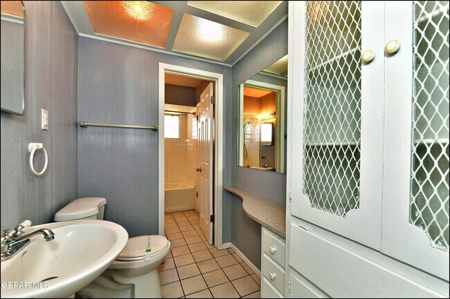 Building Photo - 5613 Creston Ave