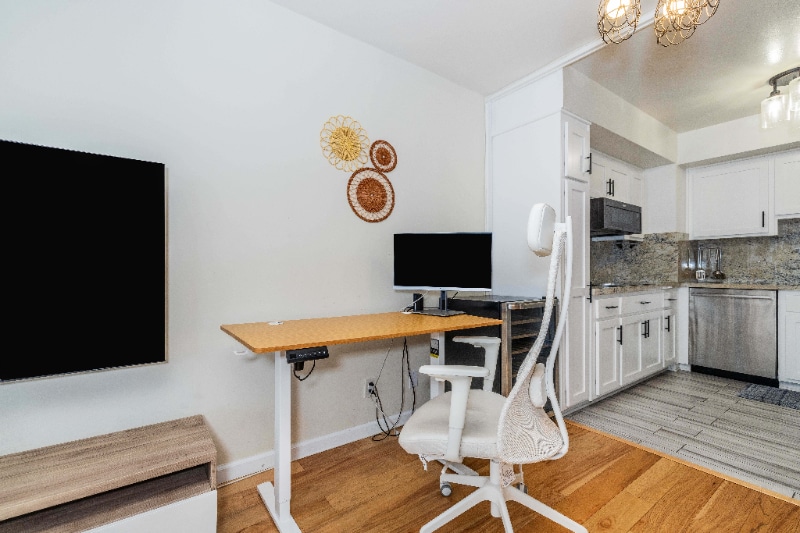 Building Photo - 1998 Broadway