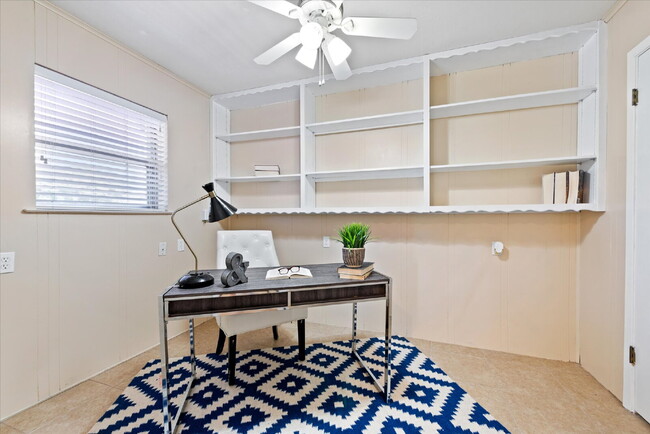 Building Photo - "Spacious 4-Bedroom Hardwood & Granite Fin...