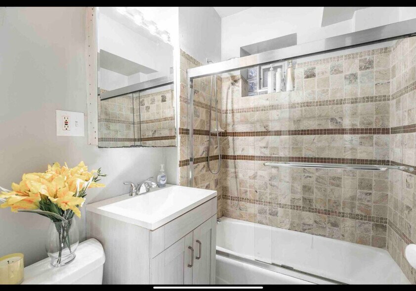 Building Photo - 1246 W Nelson St