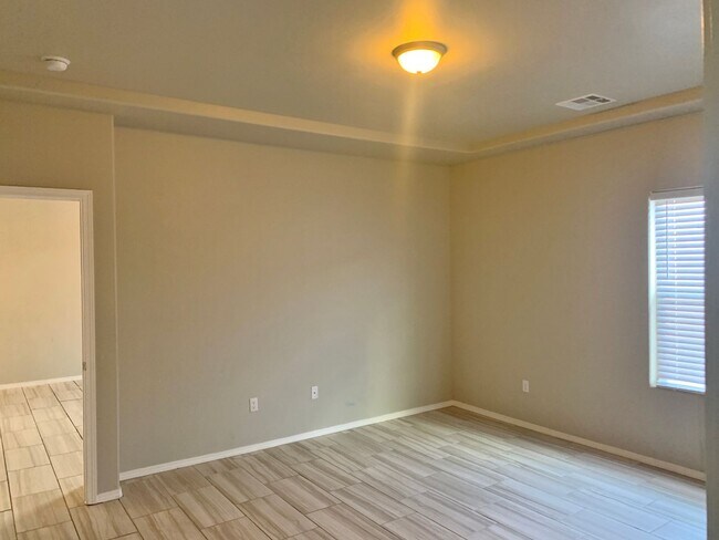 Building Photo - Newer Home in  Metro Park Village