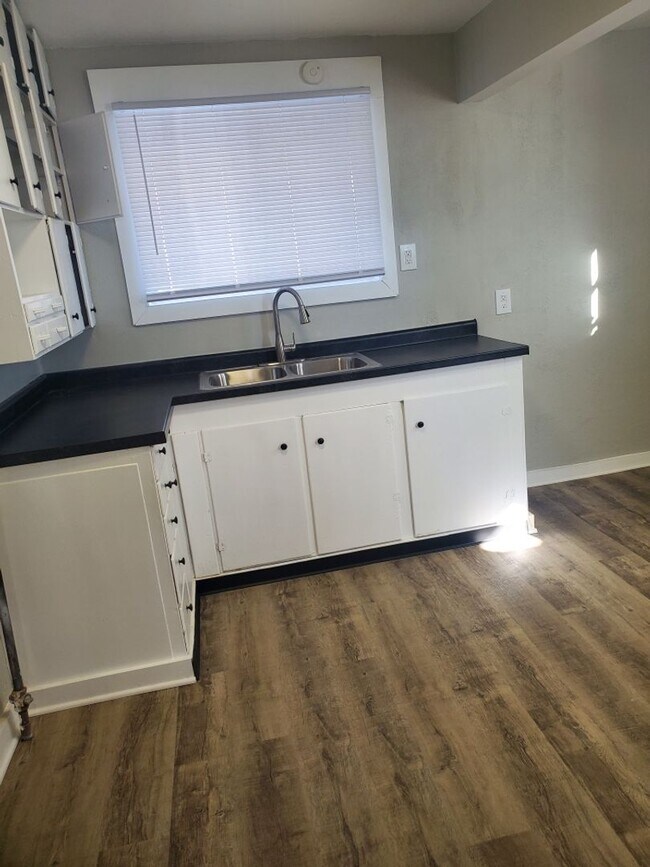 Building Photo - Nice Sized Yard