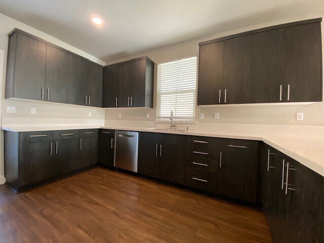 Building Photo - Modern 4bd/3ba 1930 sq. ft. home in Rancho Cordova!