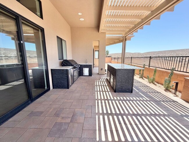 Building Photo - Beautiful Single-Level Home with Trail Access & Stunning Views!!! Pet Friendly!