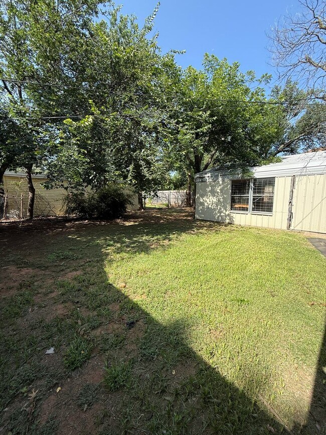 Building Photo - 3 Bedroom 2 Bath - Brook Village