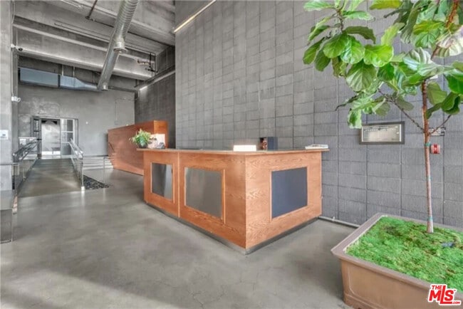 Building Photo - 510 S Hewitt St