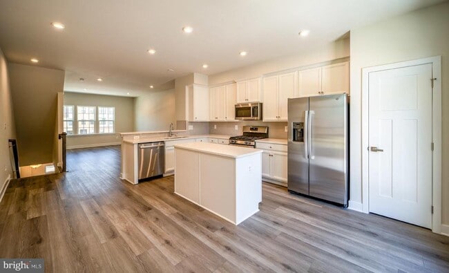 Building Photo - 14064 Sunrise Valley Dr