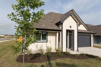 Building Photo - 132 Ft Clark Spgs Dr
