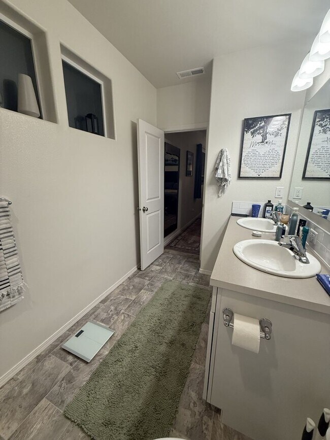 Building Photo - Single level home SW Redmond