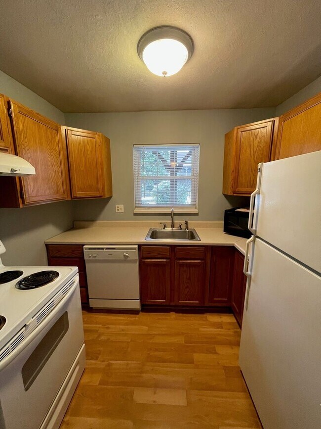 Building Photo - Charming Clifton Condo!