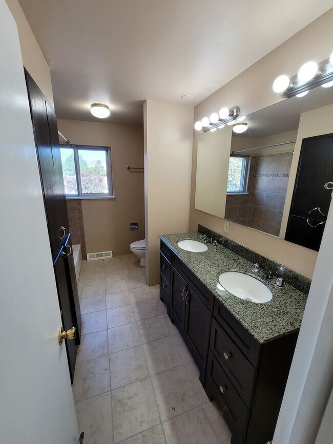 Building Photo - Great 5br/2ba House in NE Colorado Springs. Near UCCS