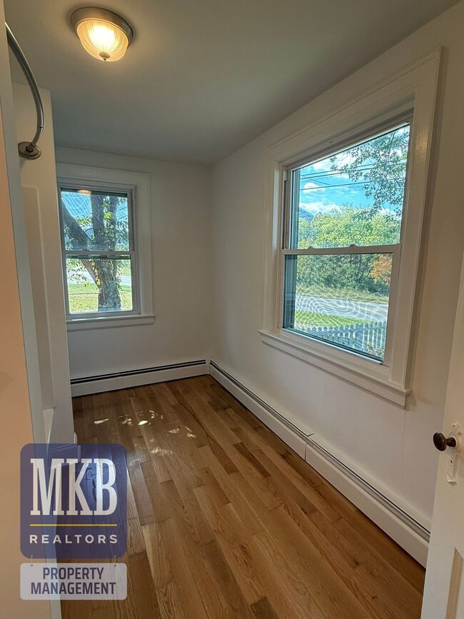 Building Photo - Beautiful Cape Cod with Greenway Access