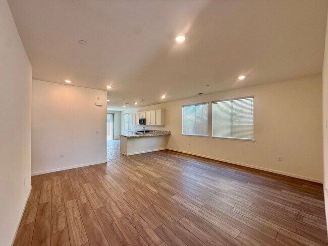 Building Photo - 2081 Fuchsia Dr