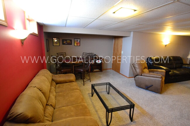 Building Photo - 3 Bedroom 2 bath Ranch home in Urbandale with a fenced in yard