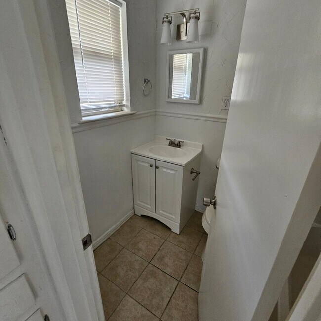 Building Photo - 4006 Hooper Dr