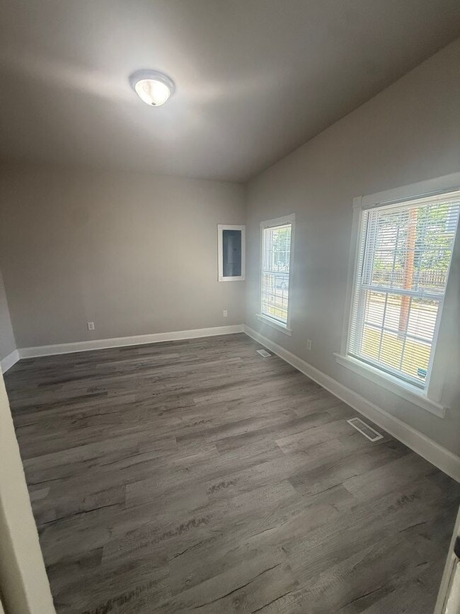 Building Photo - 4-bedroom, 2 full bathroom, 1 story house