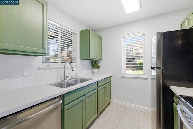 Building Photo - 102 Luna Grande Cir