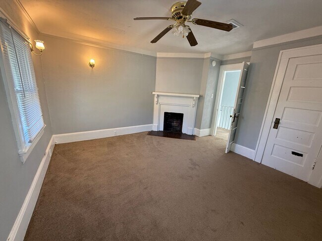 Building Photo - 903 Lee St N