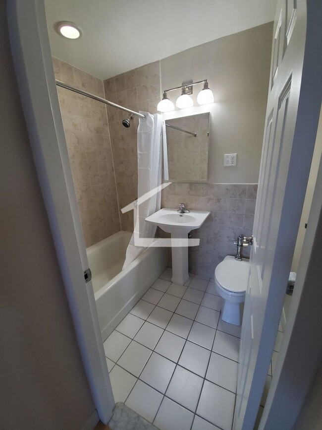 Building Photo - 2BR 1Bth unit. Heat/Hot Water included. Great location!