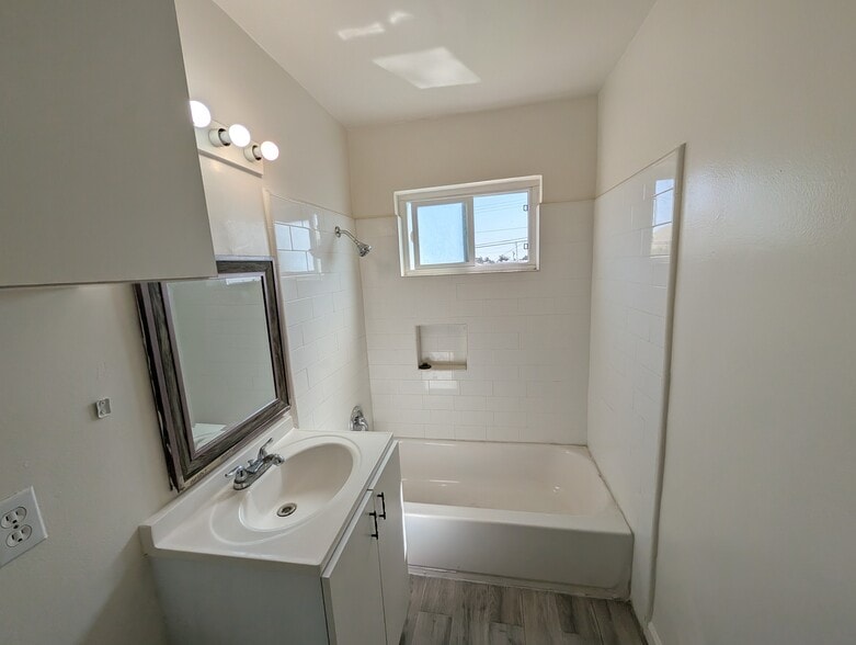 main bathroom - 11752 Coldbrook Ave