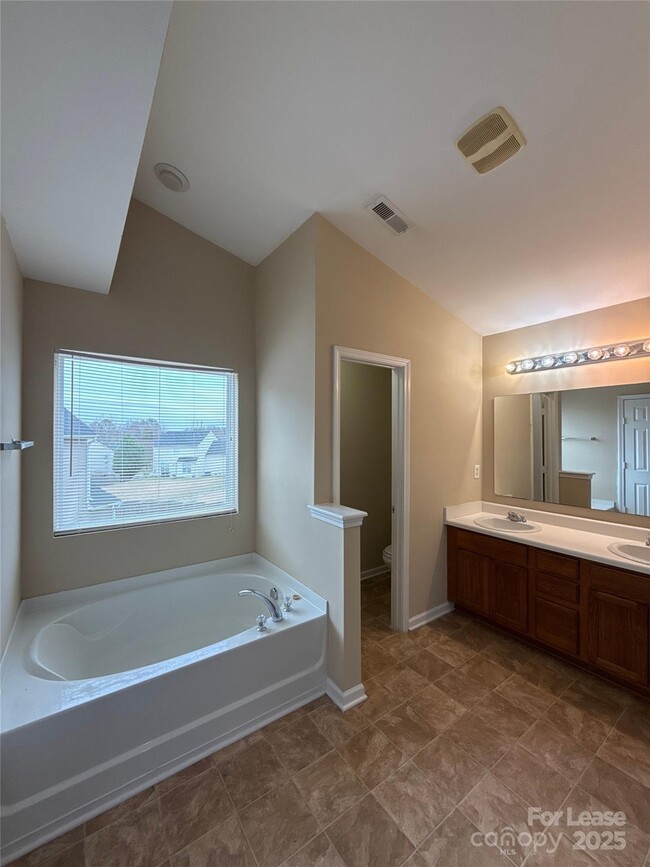 Building Photo - 13802 Plowdon Ct