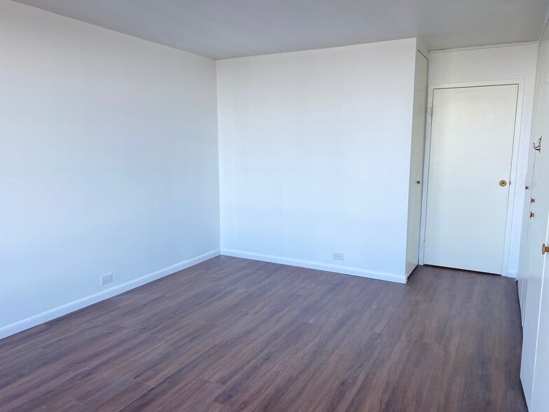 Building Photo - 5445 N Sheridan Rd