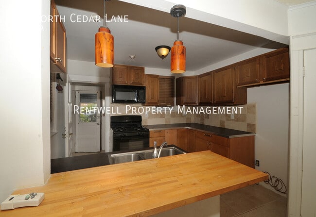 Building Photo - 114 N Cedar Ln