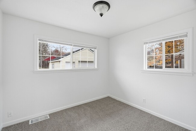 Building Photo - 3917 E Fairview Ave