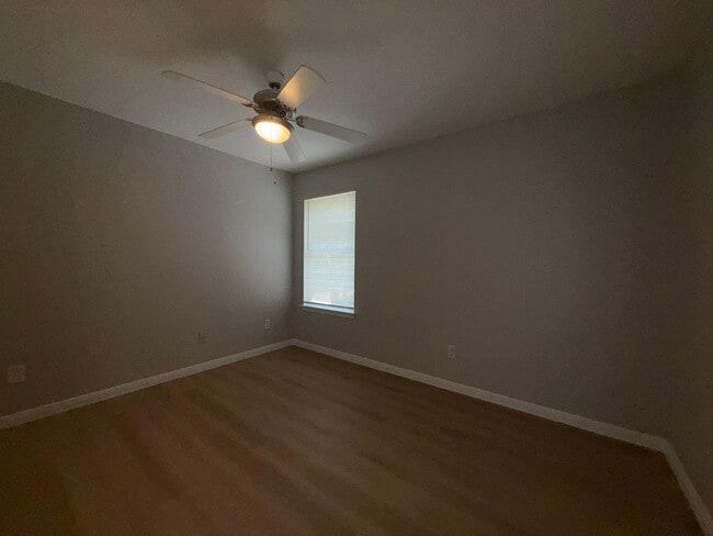 Building Photo - Ginder Properties2 (2906 Kestrel Dr)