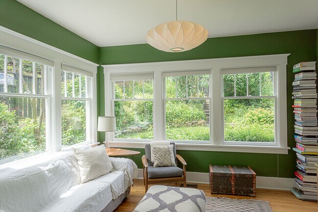 Building Photo - 4bd/2.5ba Seattle Home