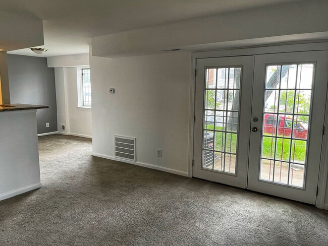 Building Photo - 3 bedroom 1 bathroom - Markham View Hyatts...