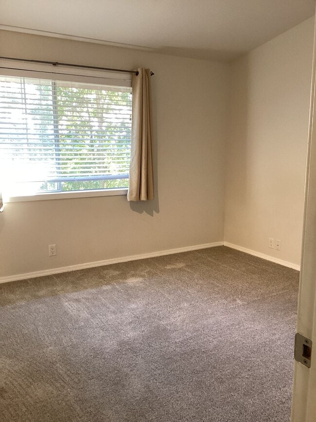 Building Photo - Charming Edmonds Condo with Two Garages and Modern Comforts