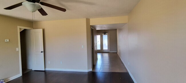 Building Photo - 3 bedroom 2.5 bath in Cedar Park right by IHC hospital.