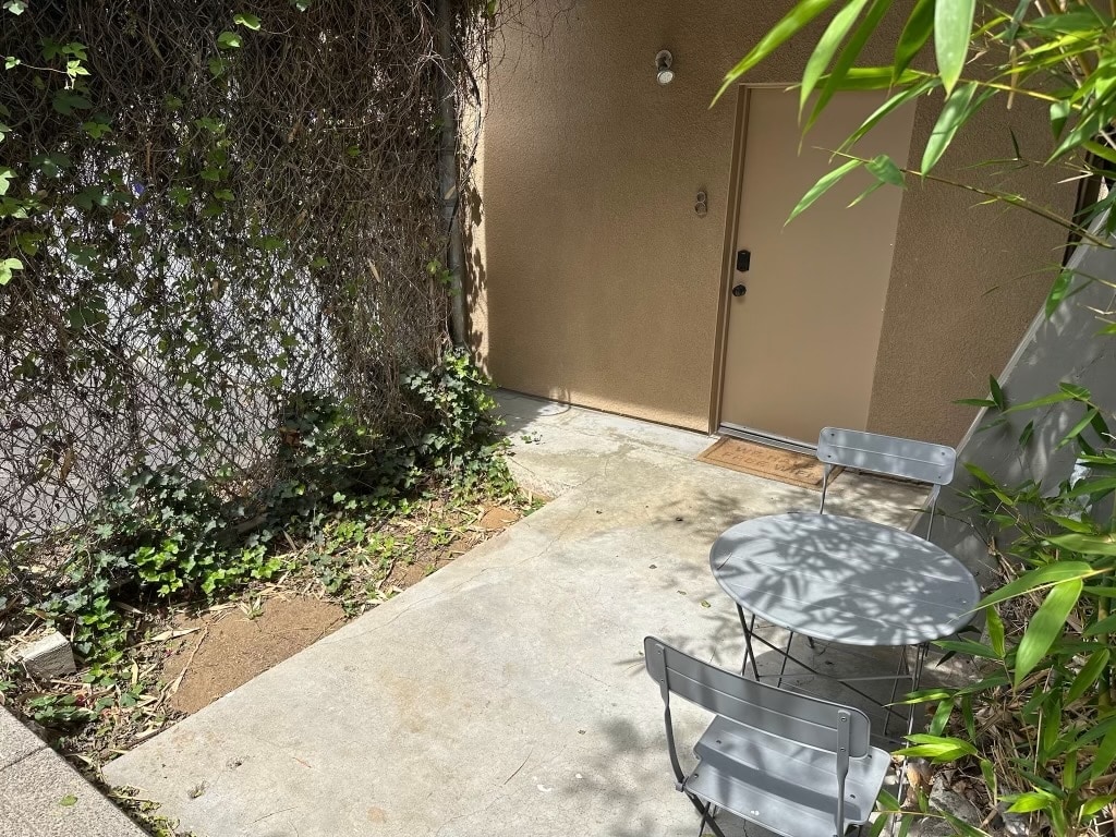 entry - 941 W Hawthorn St