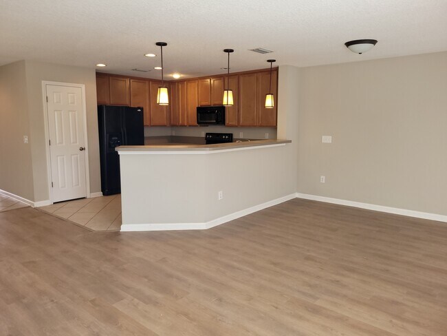 Building Photo - 301 Cherry Way