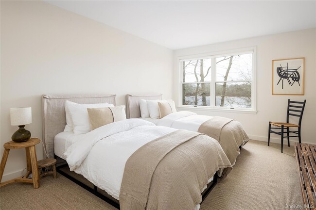 Building Photo - 15 Lake View Ct